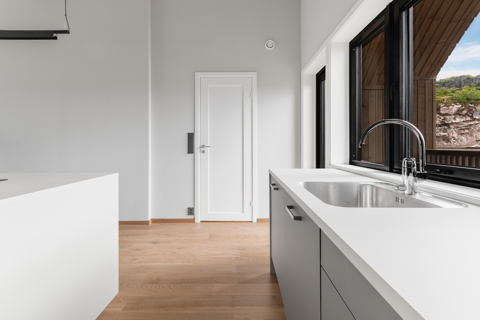 Underlimt og praktisk vask. Kjøkkenet er for øvrig oppgradert utover standard leveranse.