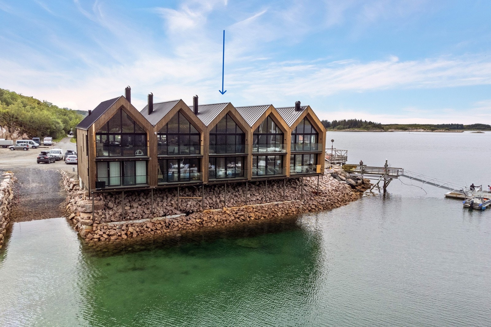 Boligen er oppført i 2024 og framstår gjennomgående moderne.