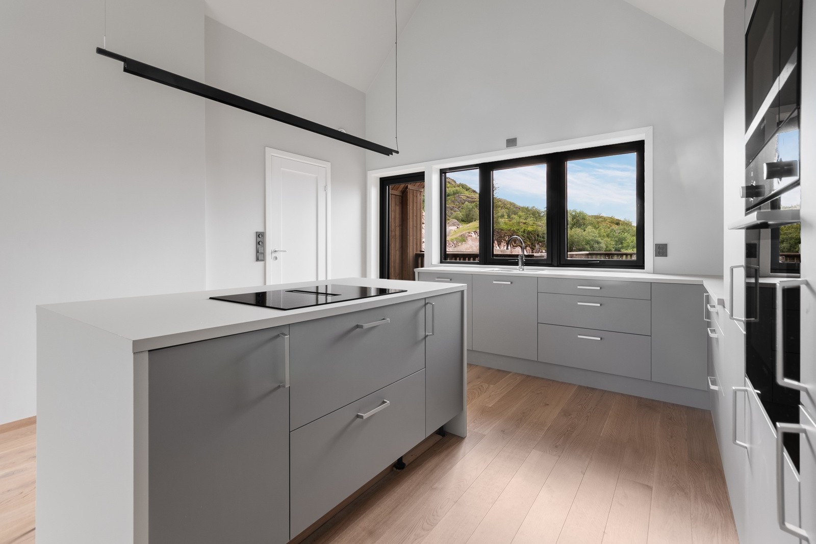 Rikelig med skap- og benkeplass som gir gode oppbevaringsmuligheter og praktisk arbeidsflate. Det er satt inn ekstra belysning over kjøkkenøy.