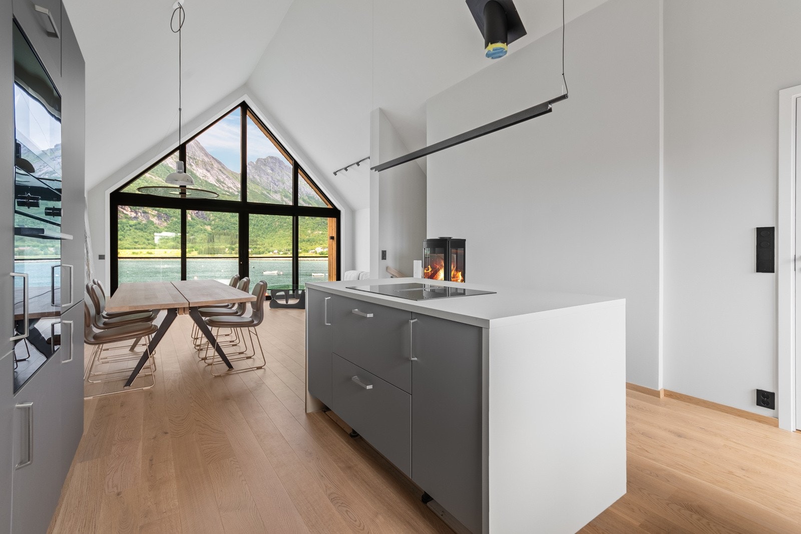 Gjennomgående lekre og solide materialvalg i boligen.