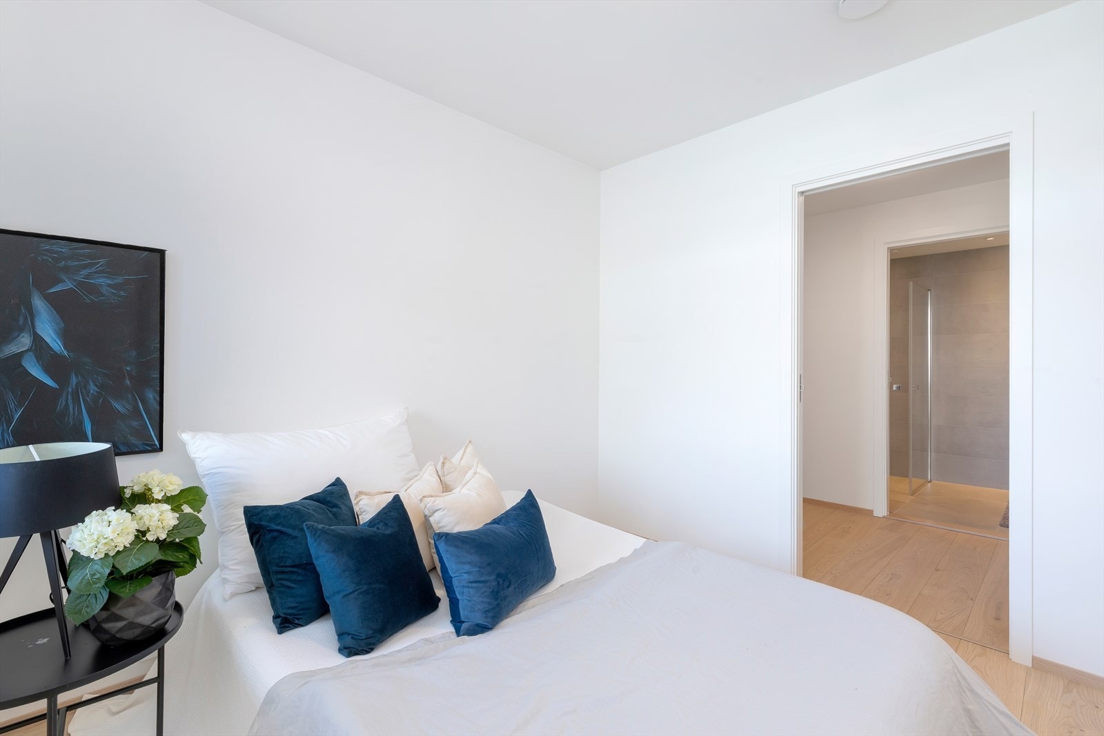 Soverom med inngang til walk-in closet og bad Galleribilde