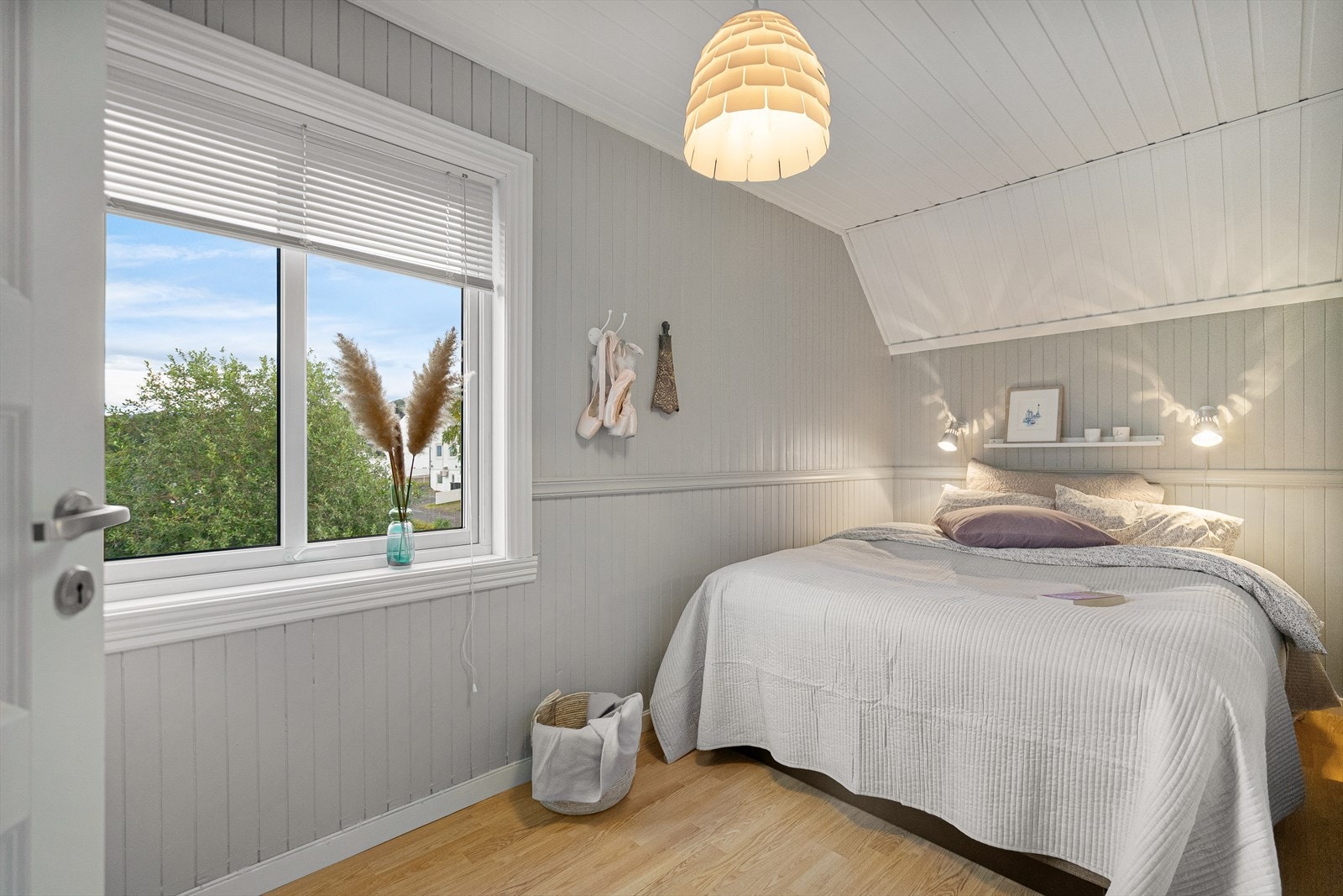 Soverom 2 - et koselig og lyst soverom som gir ro og hvile, med store vinduer som slipper inn rikelig med dagslys Galleribilde