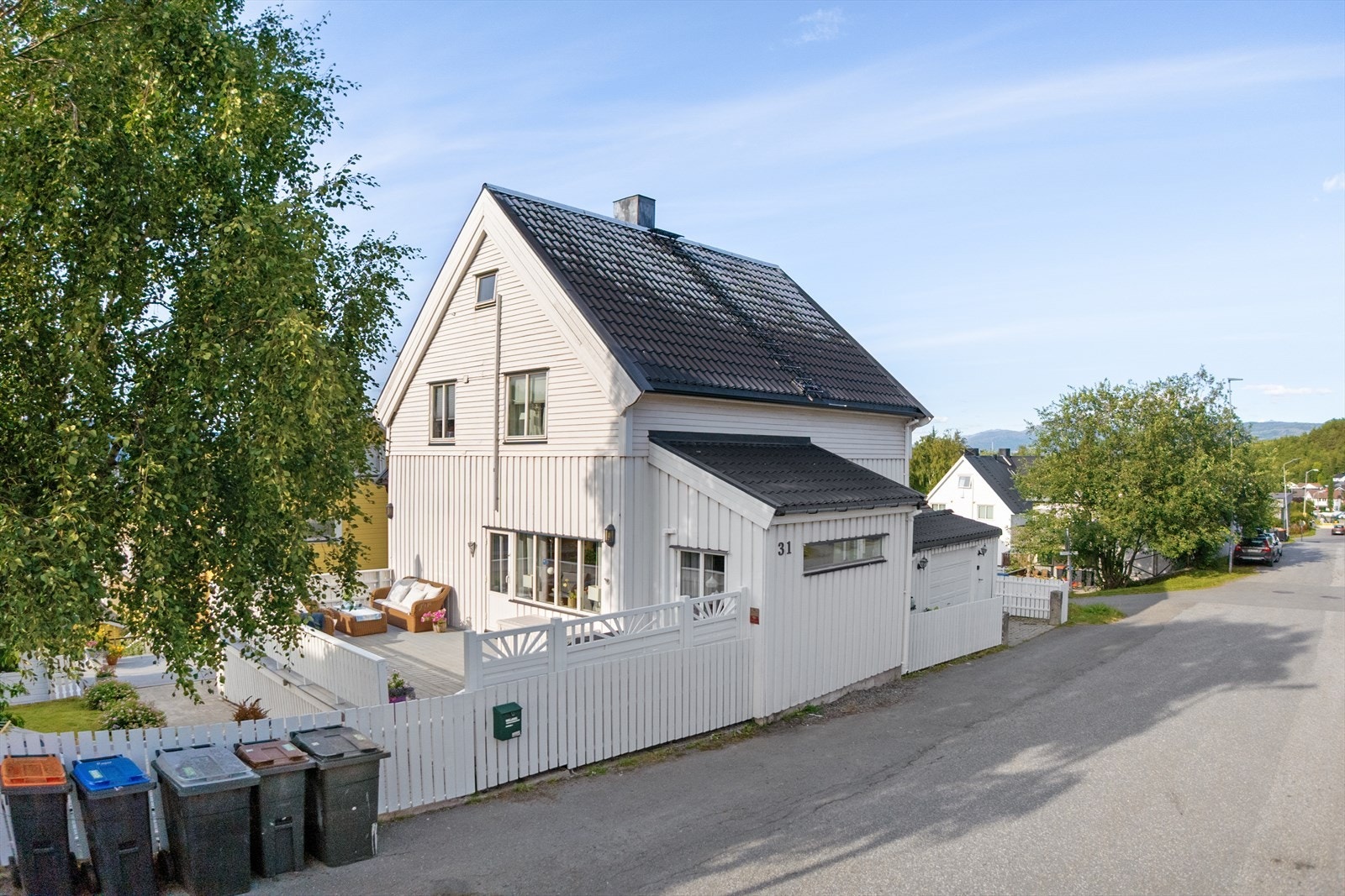 Sjarmerende og innholdsrik enebolig som byr på god plass for hele familien. Huset har en lun atmosfære med gjennomtenkte løsninger, fremstår som både hjemmekoselig og funksjonelt Galleribilde