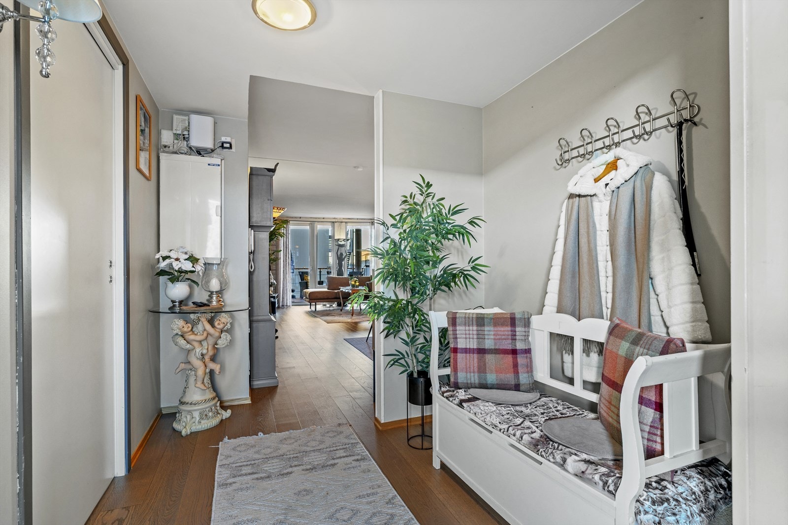 Entré på 6m² med god plass til oppbevaring av yttertøy. Galleribilde