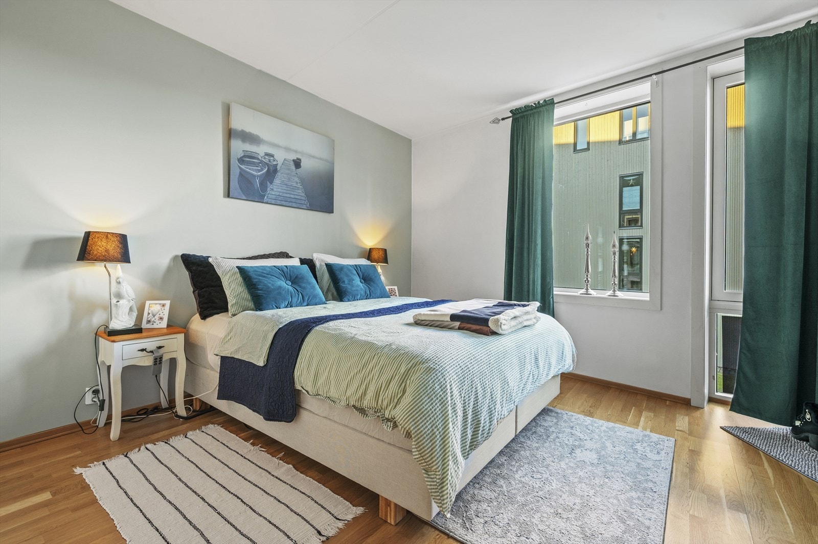 Soverom på 14m² med god plass til ønsket sengestørrelse og godt med naturlig lysinnslipp. Galleribilde