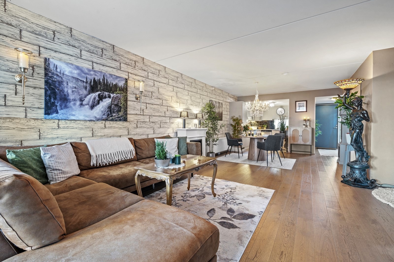 Leiligheten har en stor stue/kjøkkenløsning på 42m² med god plass til flere sittegrupper. Galleribilde