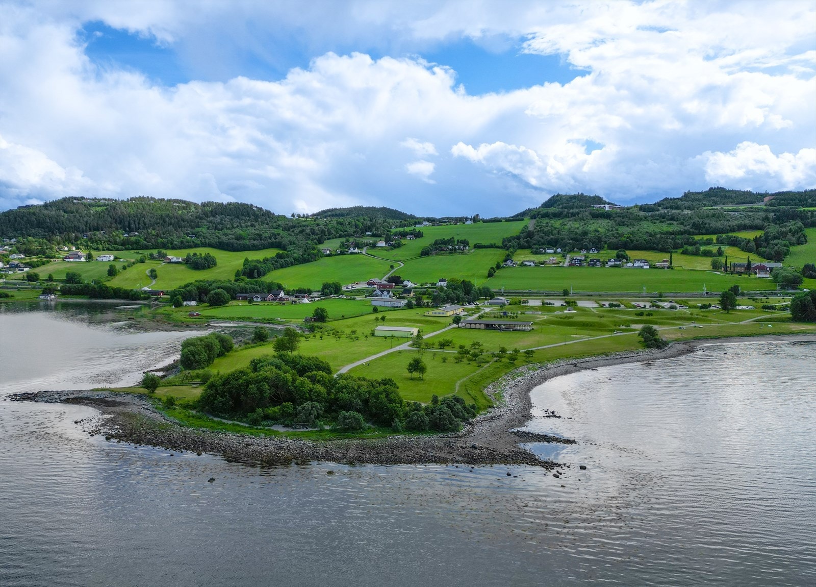 Nærområdet: Stranden på Midtsand er perfekt for sommerdager med bading, soling og piknik, mens de omkringliggende stiene byr på flotte muligheter for gå- og sykkelturer året rundt. Galleribilde