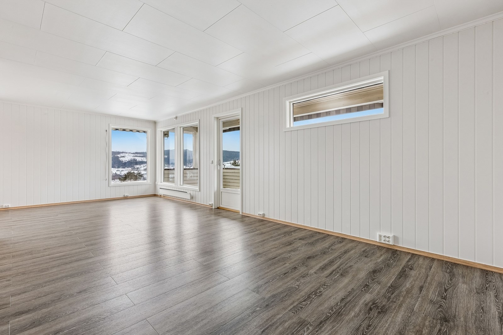 Store vindusflater og utgang til verandaen gir rikelig med naturlig lys. Galleribilde