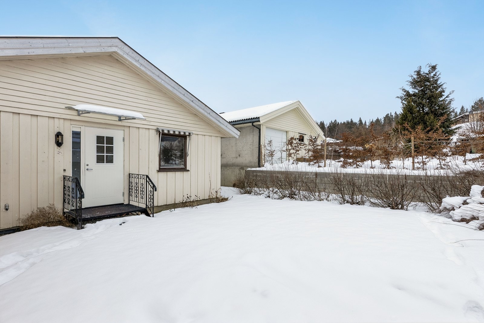 En utvendig smijernstrapp leder opp til inngangspartiet. Galleribilde