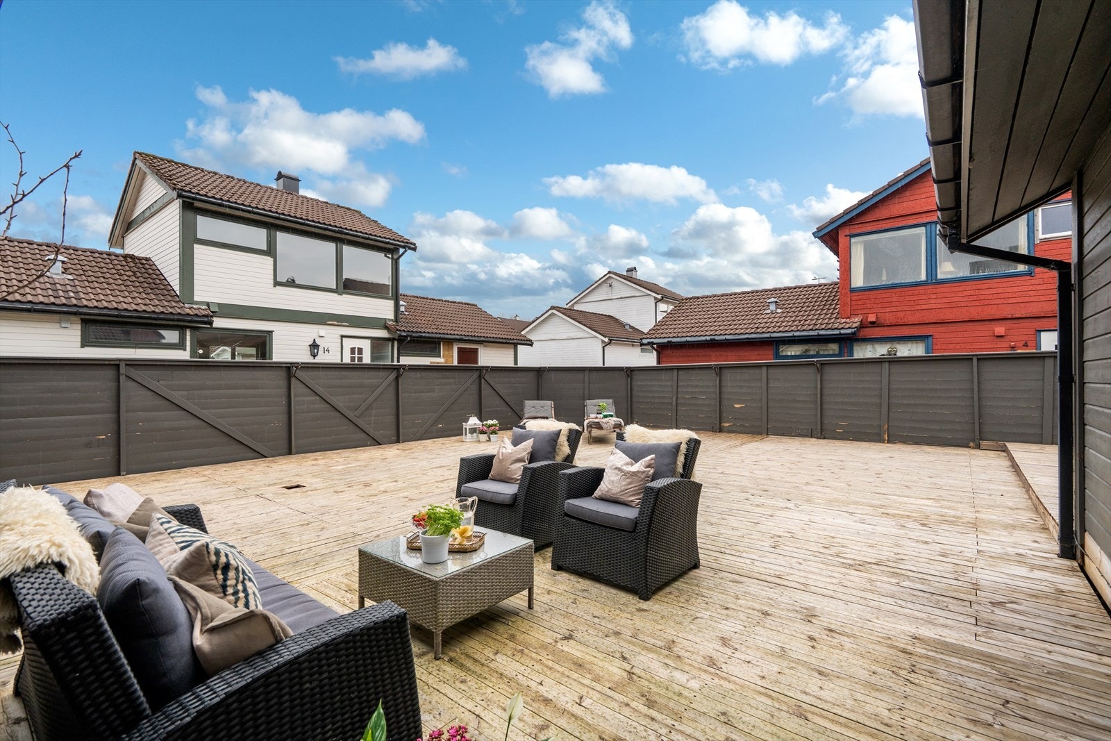 Stor solrik terrasse med ulike bruksmuligheter. Galleribilde