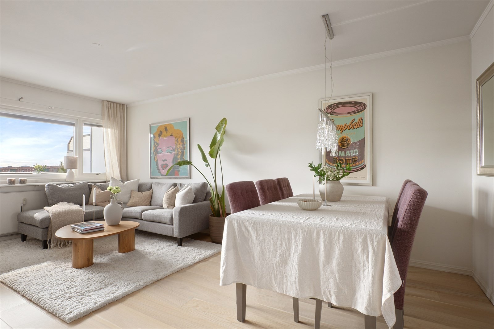 Lys og flott stue med store vindusflater som slipper inn godt med lys Galleribilde