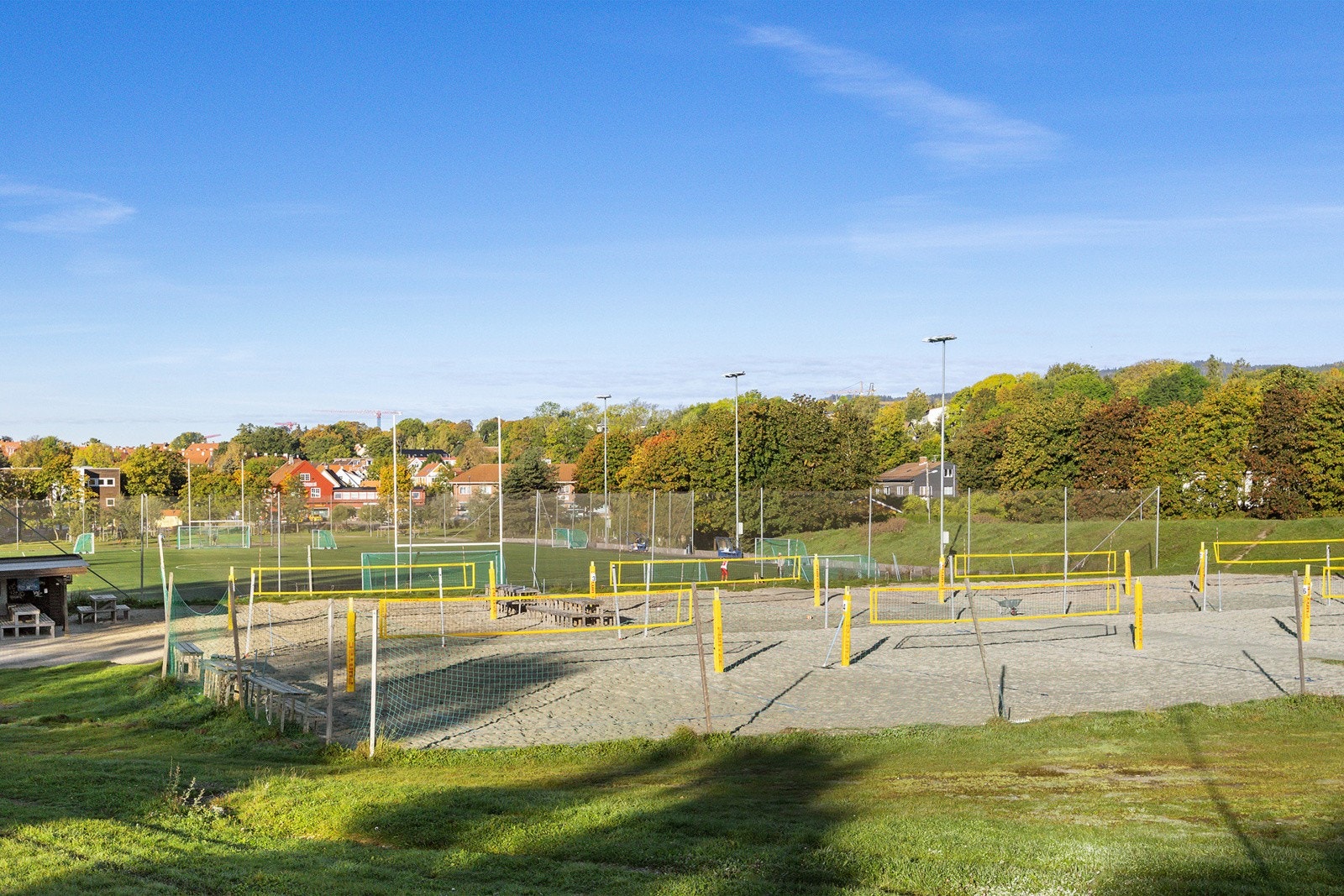 Voldslokka idrettsanlegg - med volleyballbaner, fotballbaner og joggeløype rundt. 8 minutter å gå fra boligen. Galleribilde