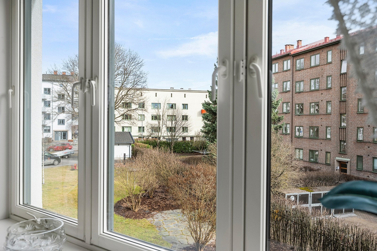 Utsikt fra soveromsvindu - ut mot borettslagets fellesareal. Galleribilde