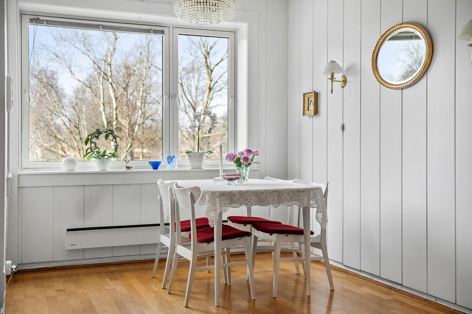 Spisestuen ligger fint til ved store vindusflater. Utsikt over Uelands gate og Norde Gravlund. Galleribilde