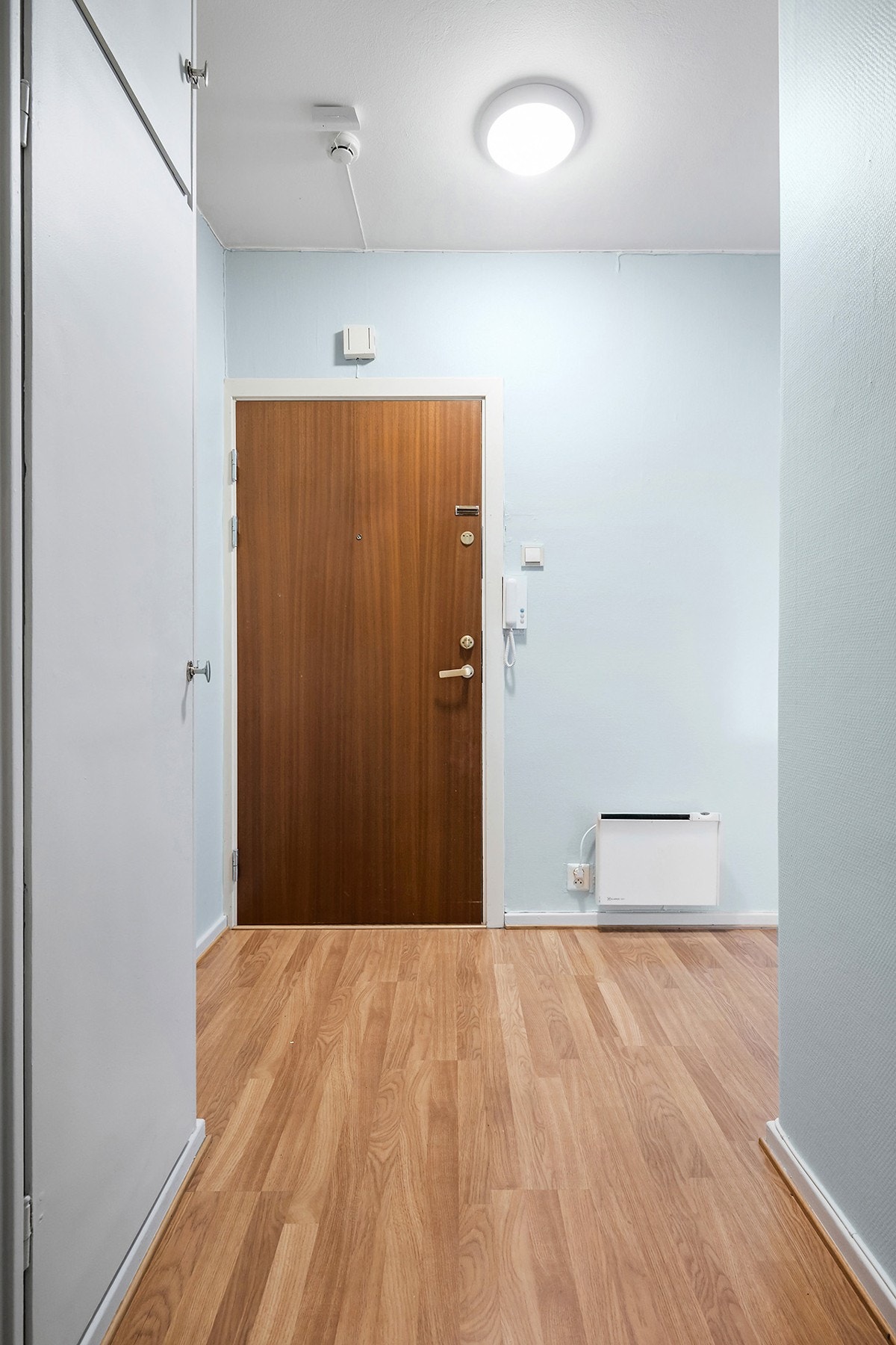 Inngang utstyrt med calling-system og hallen er nymalt. Galleribilde