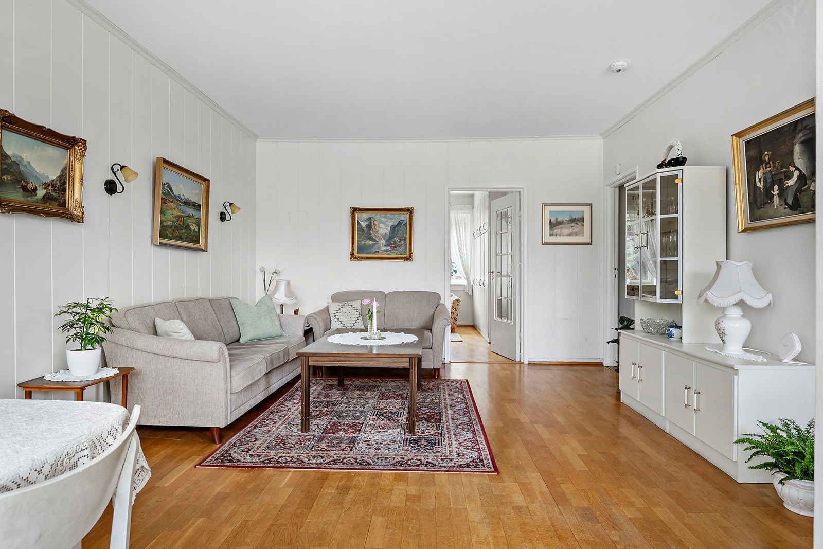 Stuen er stor og har også plass til sofa, TV og mer - og rommet vil fortsatt oppleves luftig. Galleribilde