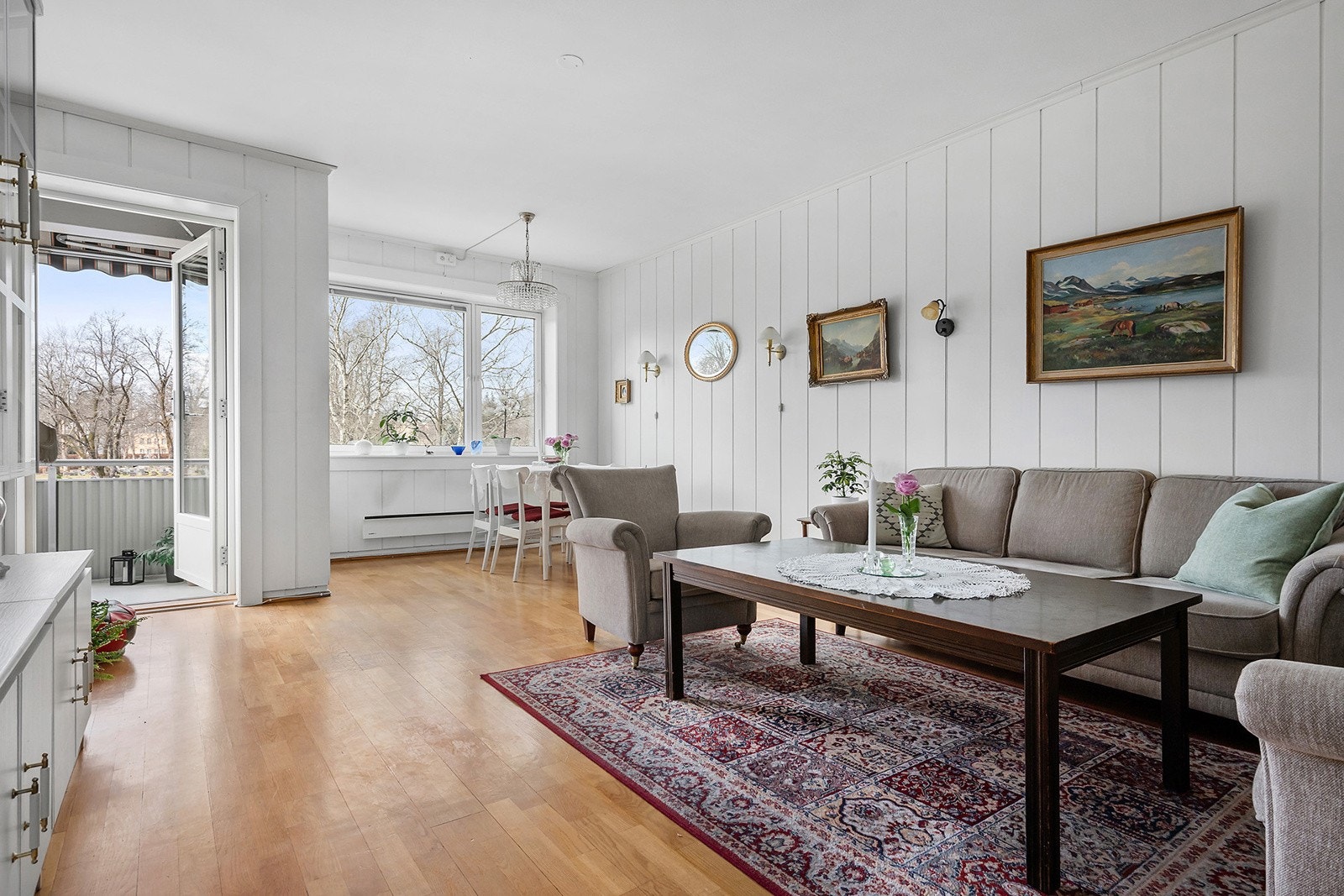 Velkommen videre inn til en leilighet med et klassisk preg. Stuen her har ekstra plass egnet for spisestue. Galleribilde