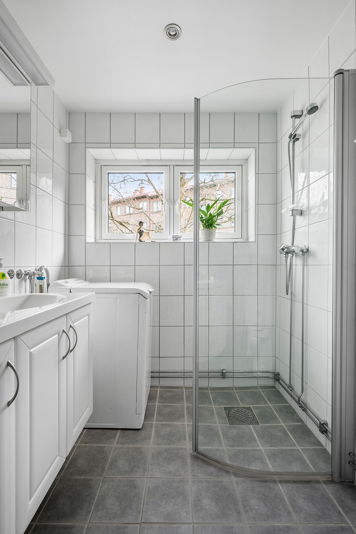 Om du ikke vil ha vaskemaskinen på kjøkkenet, er det opplegg til å sette det opp på badet. Galleribilde