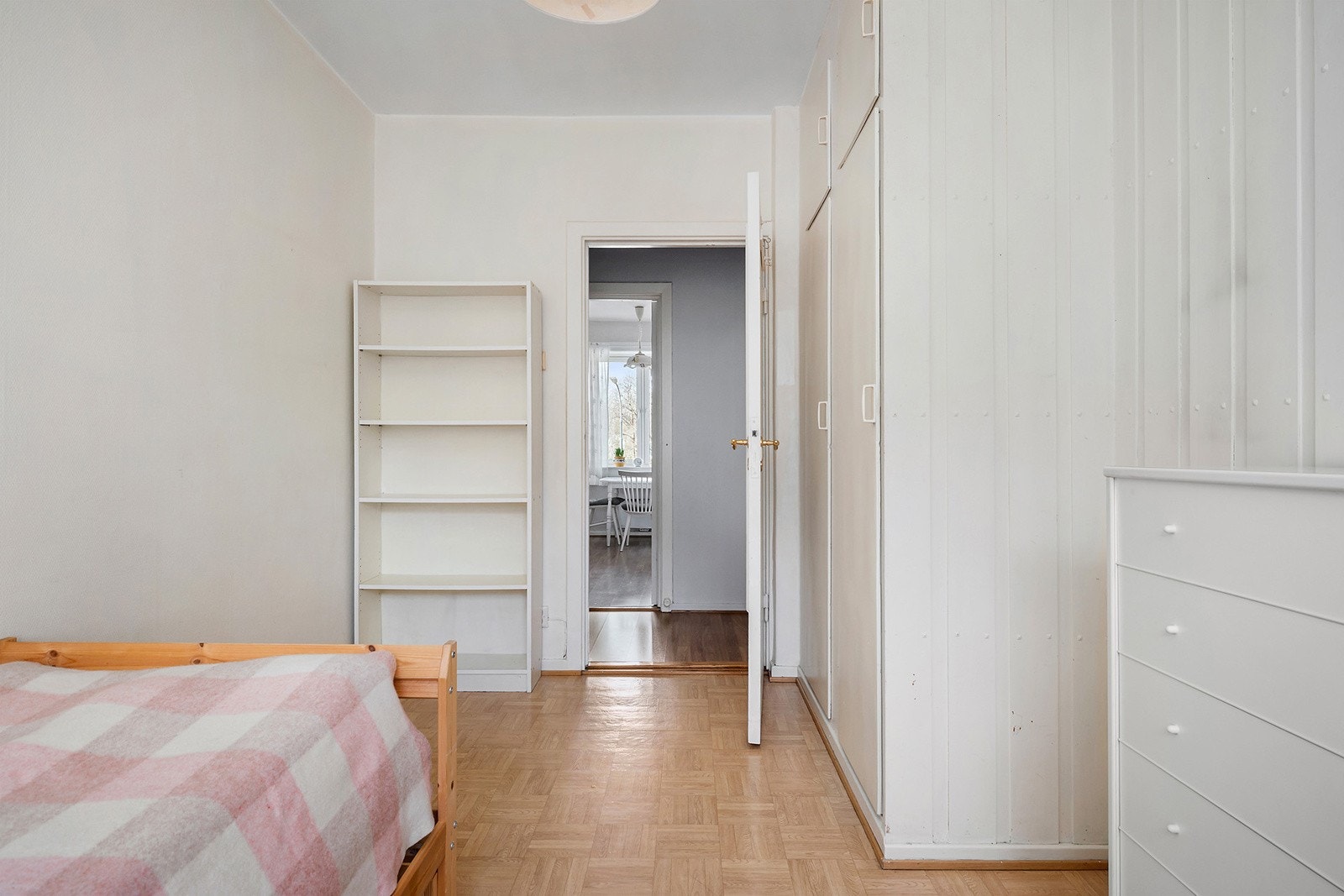 Det er både populært og effektivt med plassbygde garderobeskap, boligen har det på begge soverom. Galleribilde