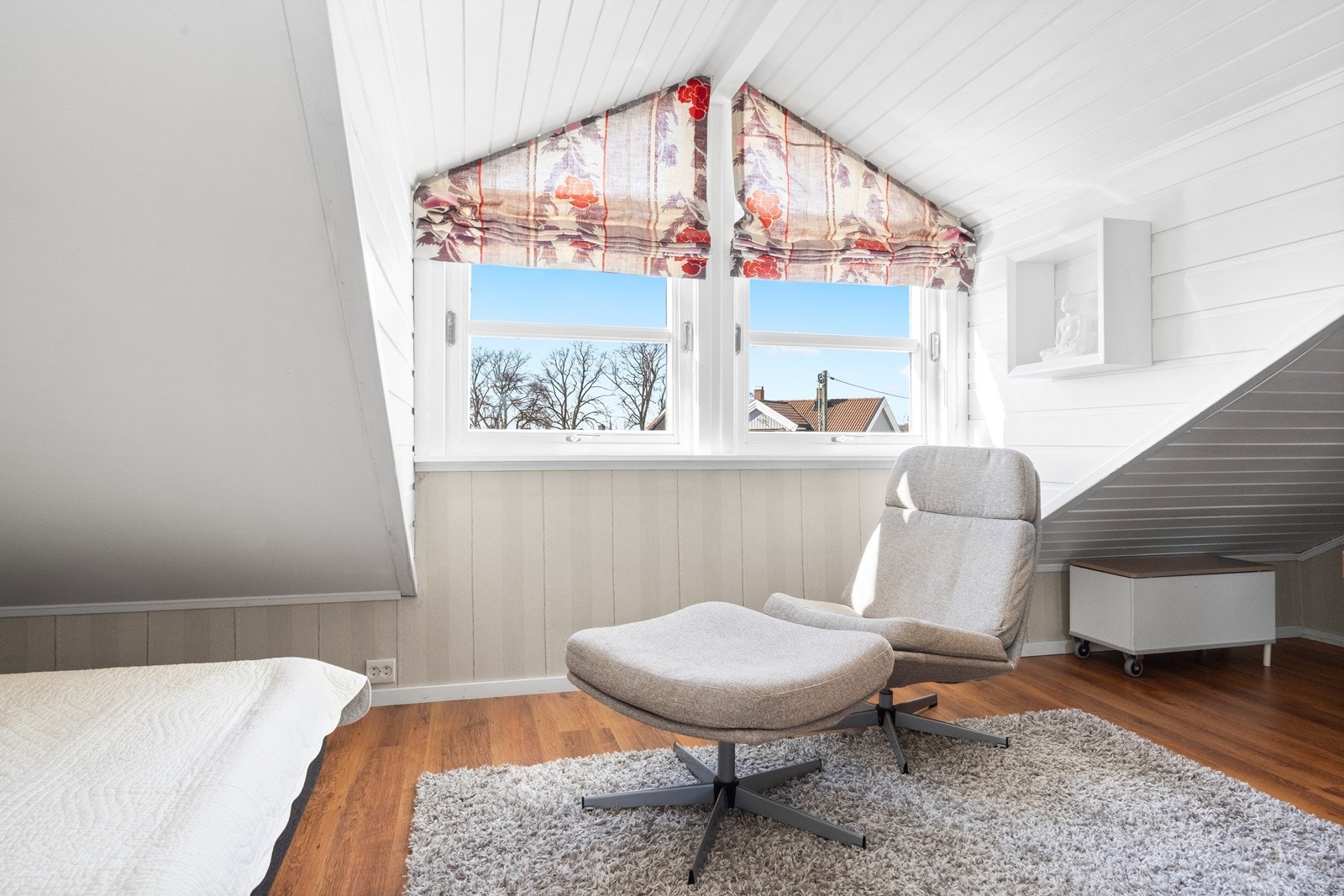 Rom innredet som soverom er av god størrelse, med plass til seng og en lesekrok. Rommet er ikke godkjent for varig opphold. Galleribilde