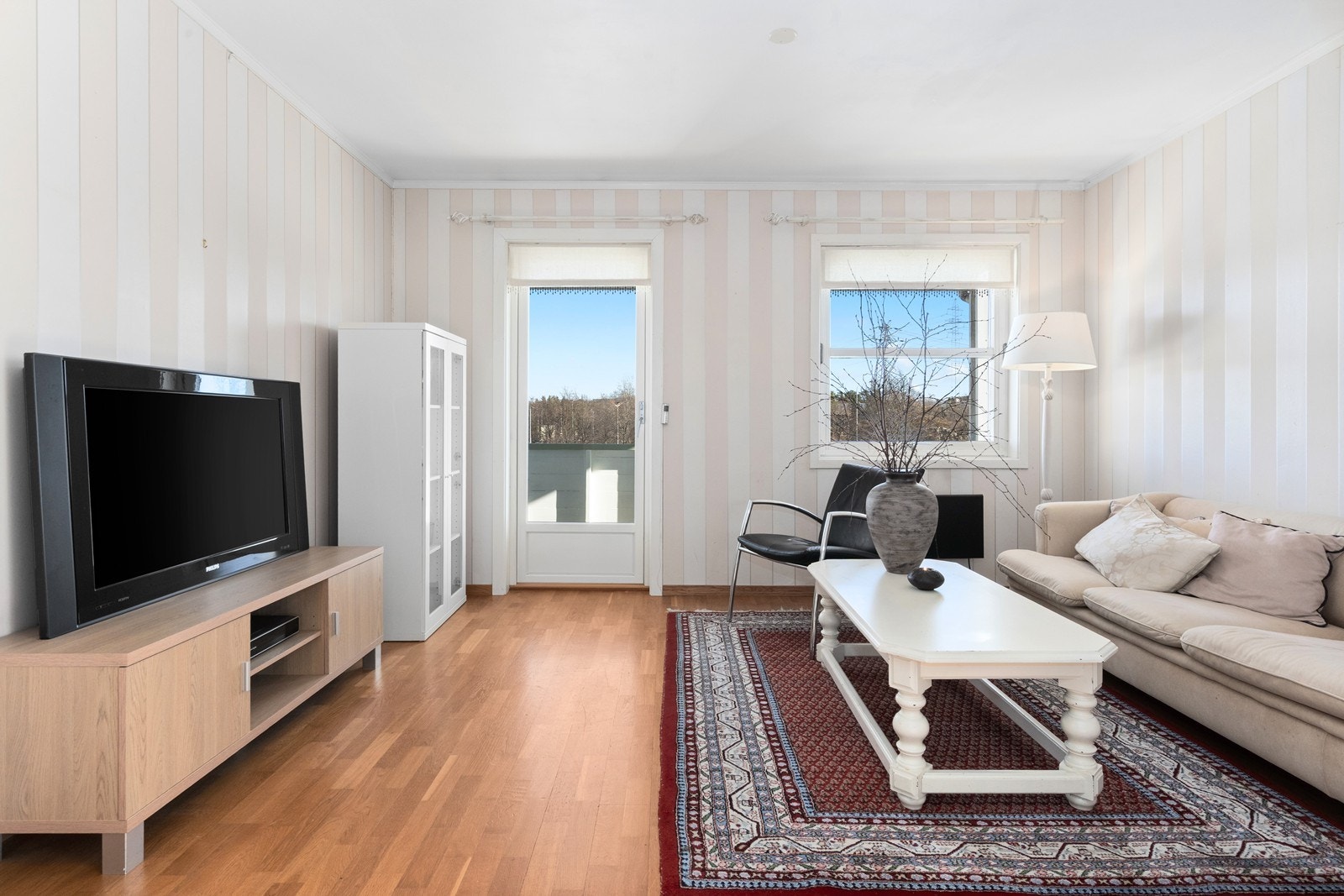 En separat TV-stue gir ekstra fleksibilitet. Herfra er det utgang til en veranda på 7 m². Galleribilde