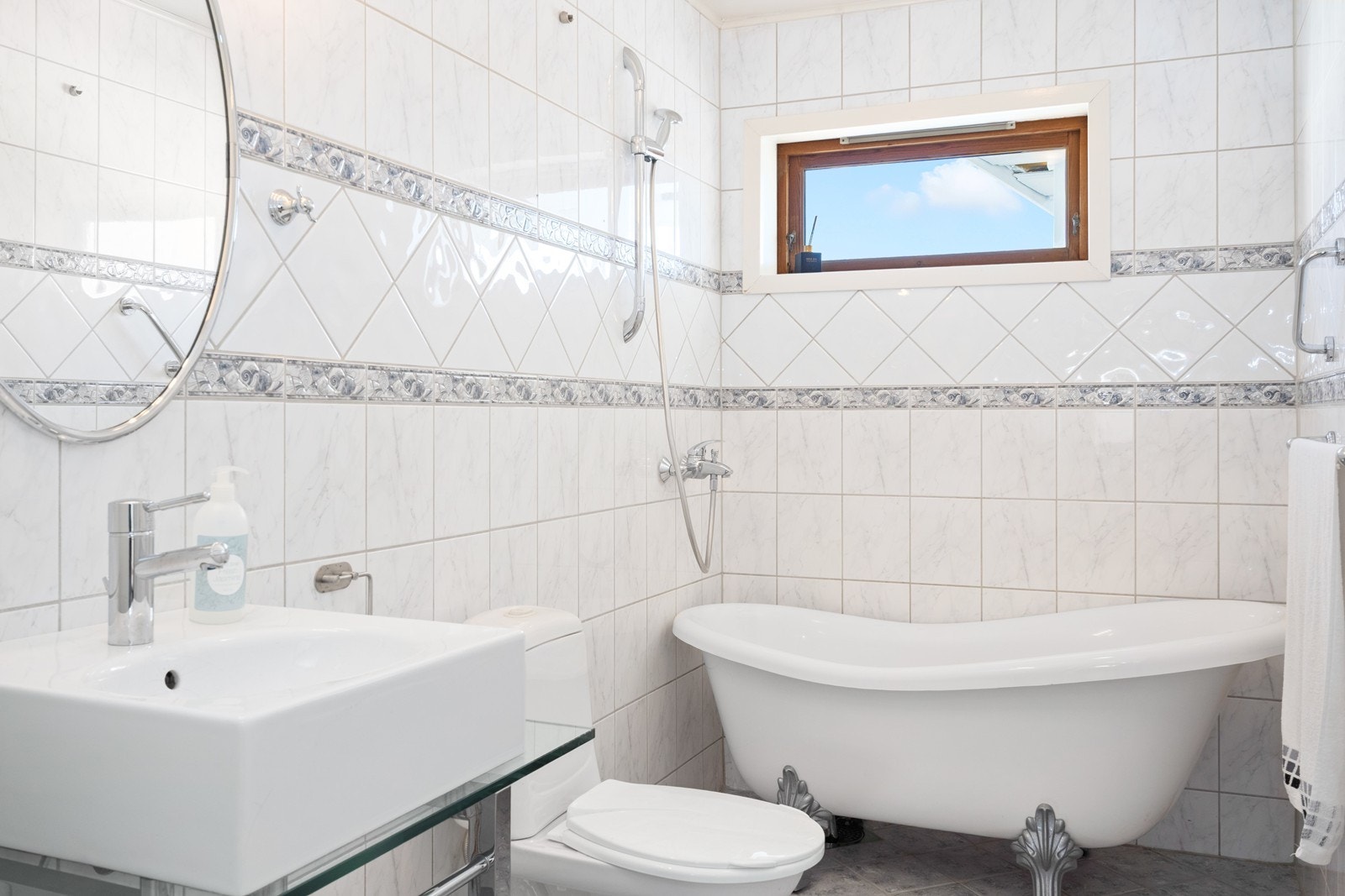 Badet i hovedetasjen ble oppgradert i 2007/2008 og har flislagt gulv med elektriske varmekabler. Rommet er innredet med et frittstående badekar med dusjmulighet. Galleribilde