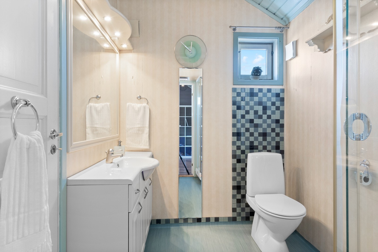 Badet i tredje etasje er funksjonelt innredet med servant, toalett og dusjkabinett. (Ikke godkjent) Galleribilde