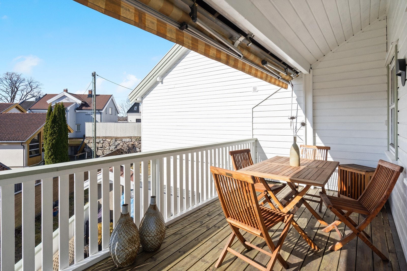 Fra spisestuen er det utgang til leilighetens største veranda på 15 m². Galleribilde