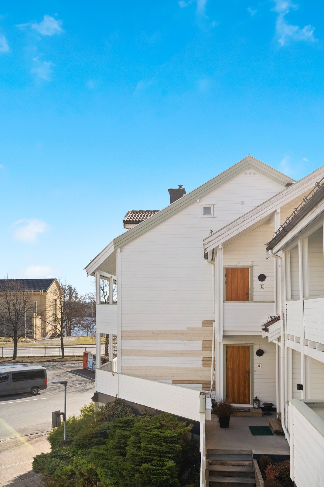 Sameiet har pågående arbeider på utvendig vedlikehold. De skal skifte ut dårlig kledning der det er nødvendig. Det skal også ferdigstilles pågående malerarbeid. Galleribilde