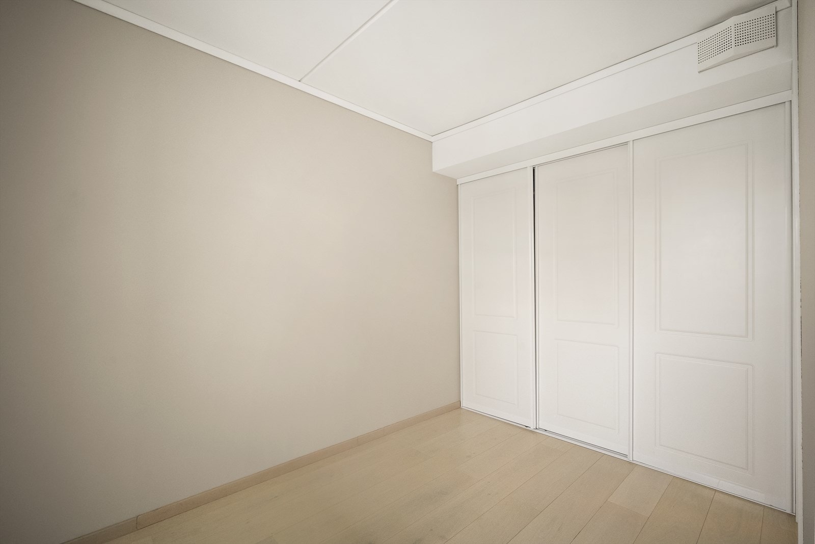 Soverommet har en flott skyvedørsgarderobe installert i 2020. Galleribilde
