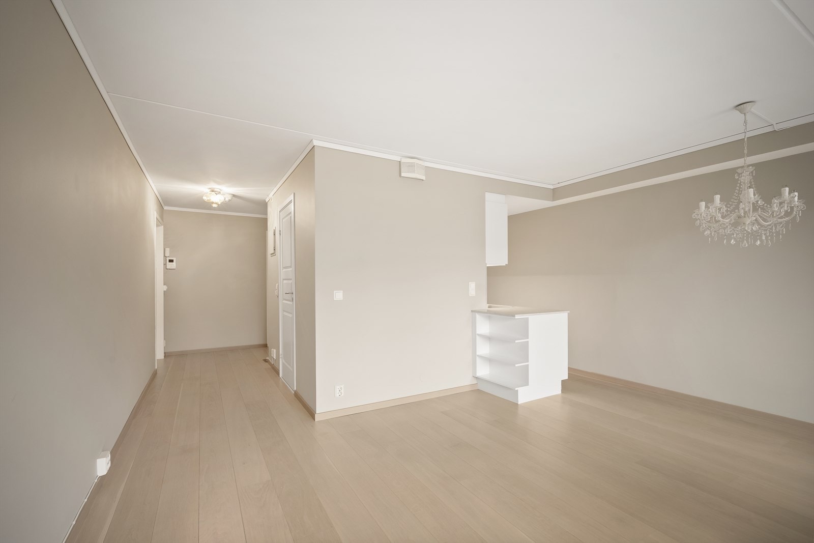 Stuen holder lyse, moderne og tidsriktige farger. Galleribilde