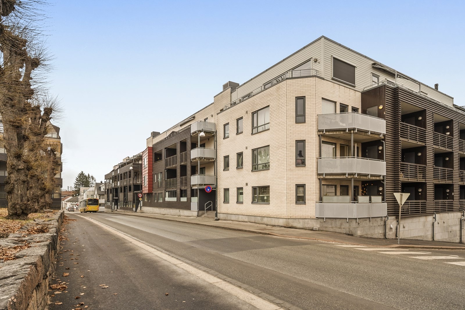 Leiligheten har god tilgang til offentlig transport med ulike bussforbindelser. Galleribilde