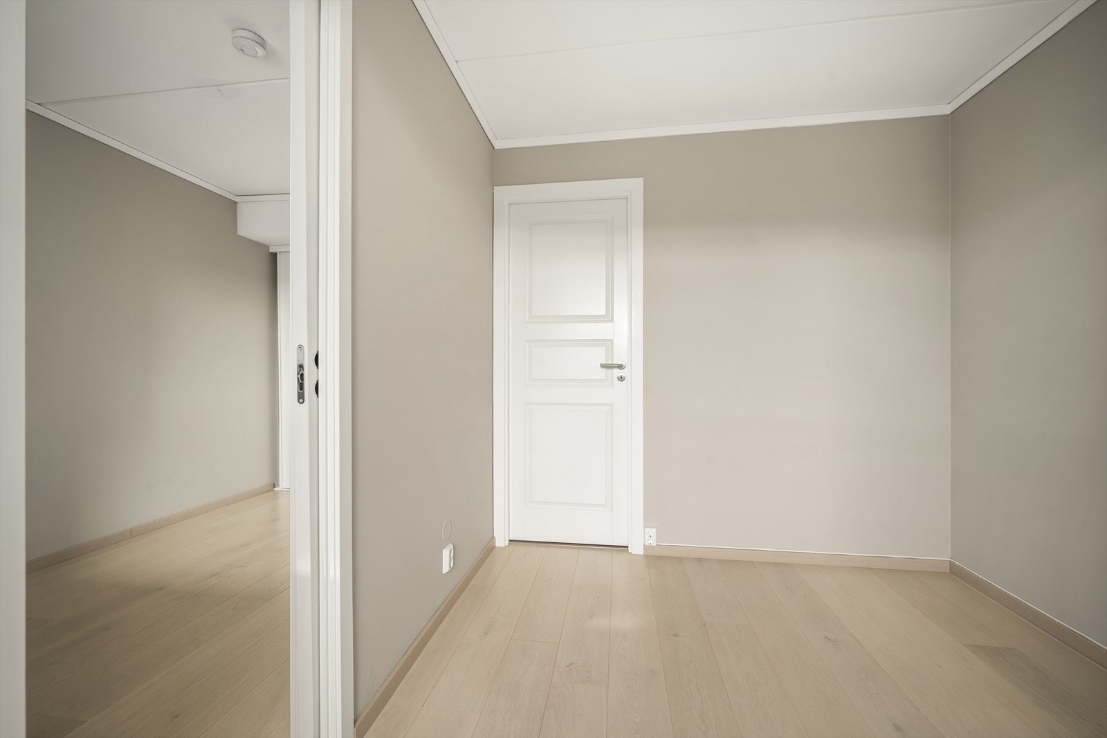 Det disponible rommet tilknyttet soverommet er ideelt som et walk-in-closet eller et praktisk kontor. Galleribilde