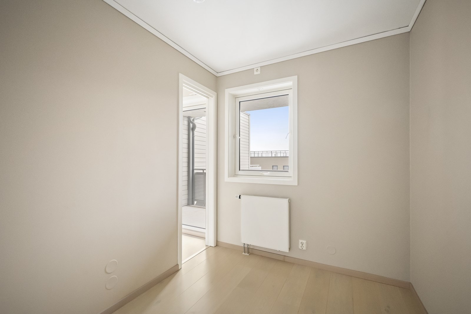 Boligens soverom er lyst og trivelig og byr på adkomst til et walk-in-closet som videre tar deg til boligens andre balkong! Galleribilde