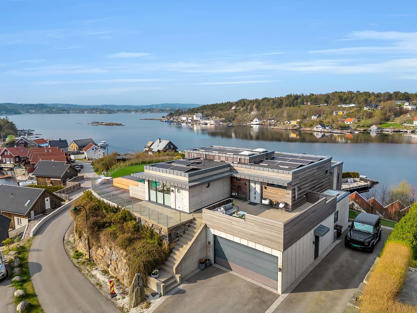 Stor gårdsplass med plass til flere biler, samt dobbel garasje Galleribilde