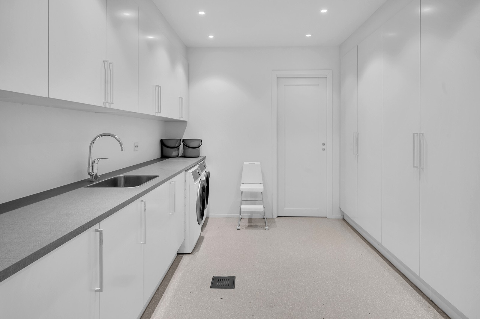 Stort og praktisk vaskerom med god plass til oppbevaring Galleribilde