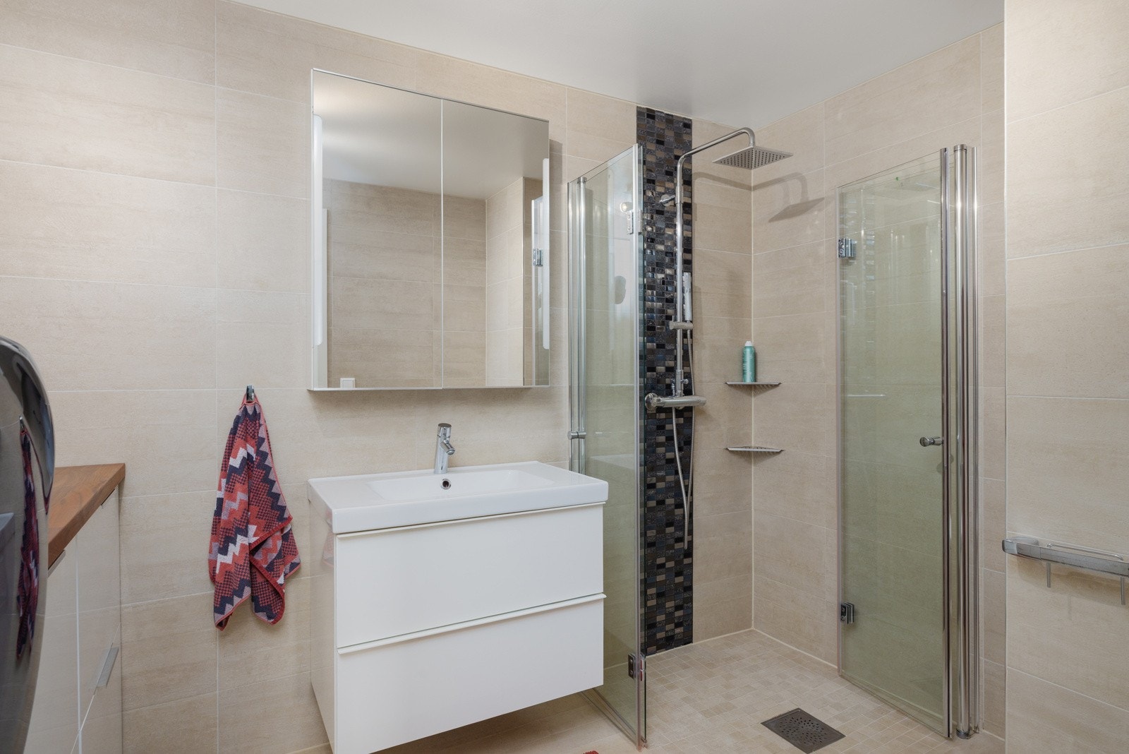 Badet er moderne og fliselagt og har behagelig gulvvarme. Galleribilde