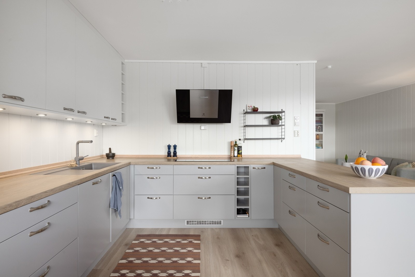 Kjøkkeninnredningen har lyse grå, matte fronter og laminert benkeplate, samt kompositt oppvaskkum med ettgreps blandebatteri. Galleribilde