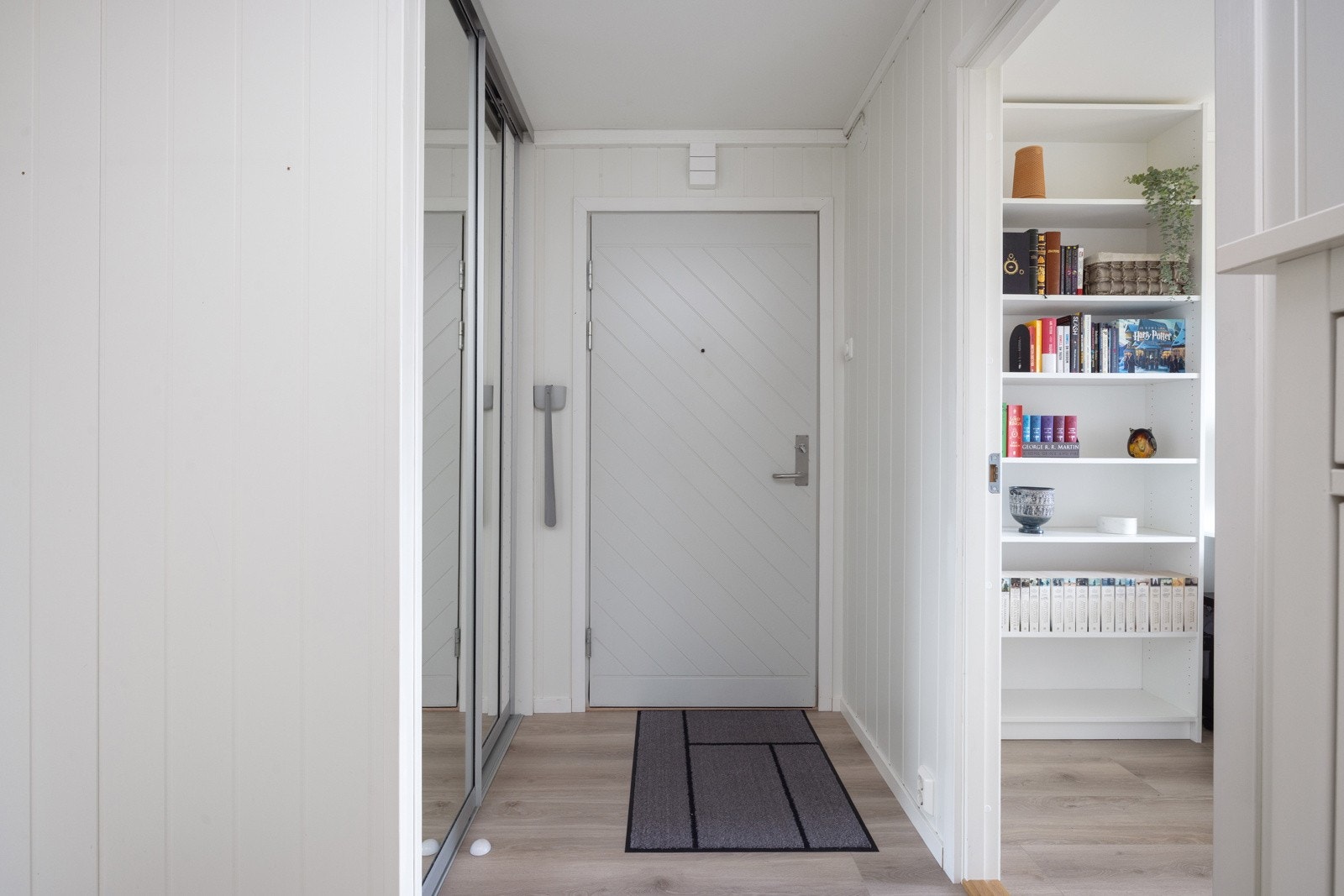 Entréen er lys og innbydende, og har praktisk skyvedørsgarderobe med rikelig oppbevaringsplass. Galleribilde
