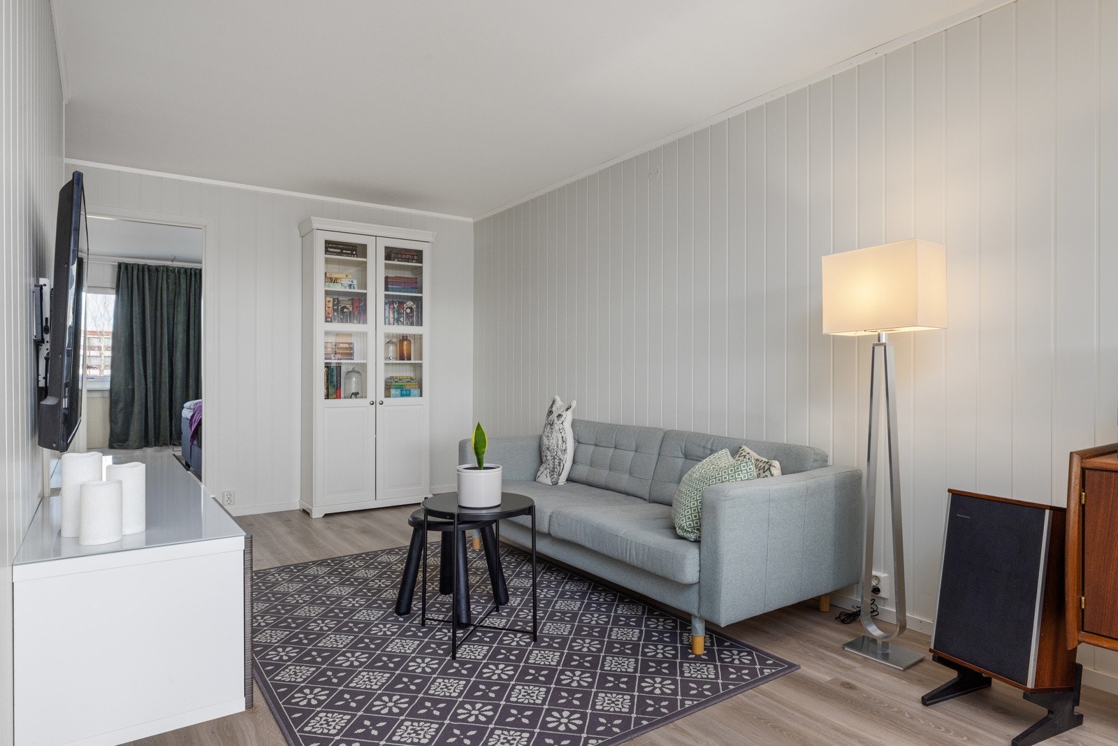 Stuen er lys og innbydende med plass til både sofagruppe og spisebord. Store vindusflater gir godt med naturlig lys. Galleribilde