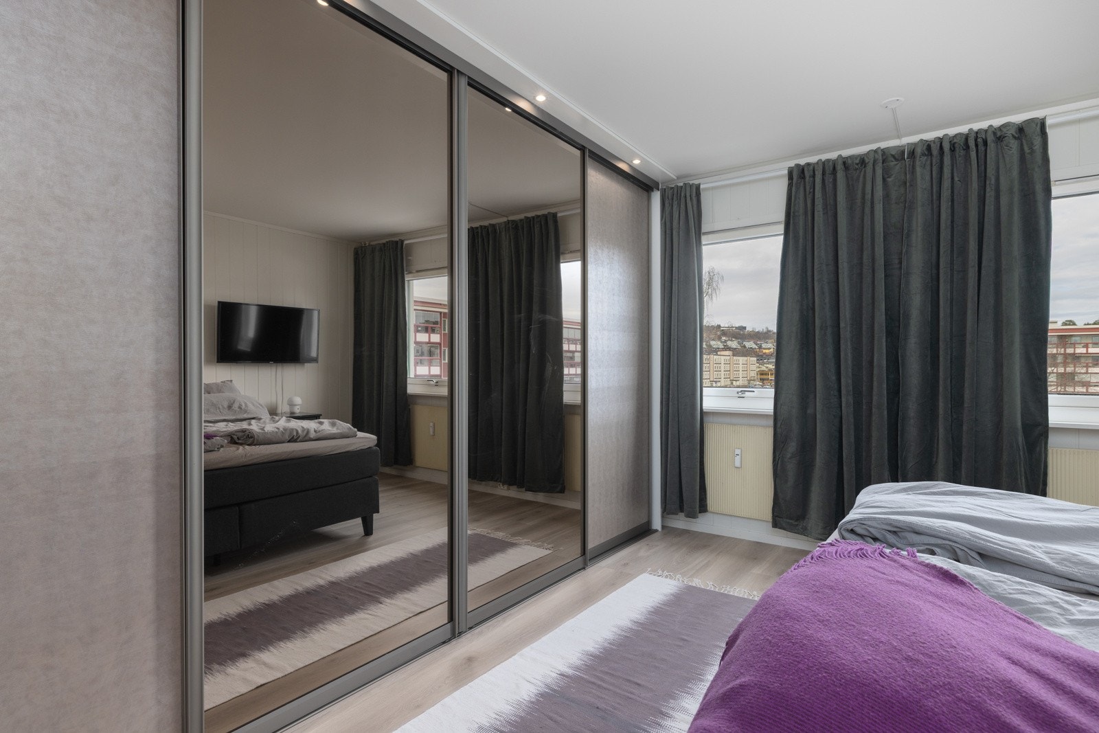 Soverom 1: Soverommet har en stor skyvedørsgarderobe. Galleribilde