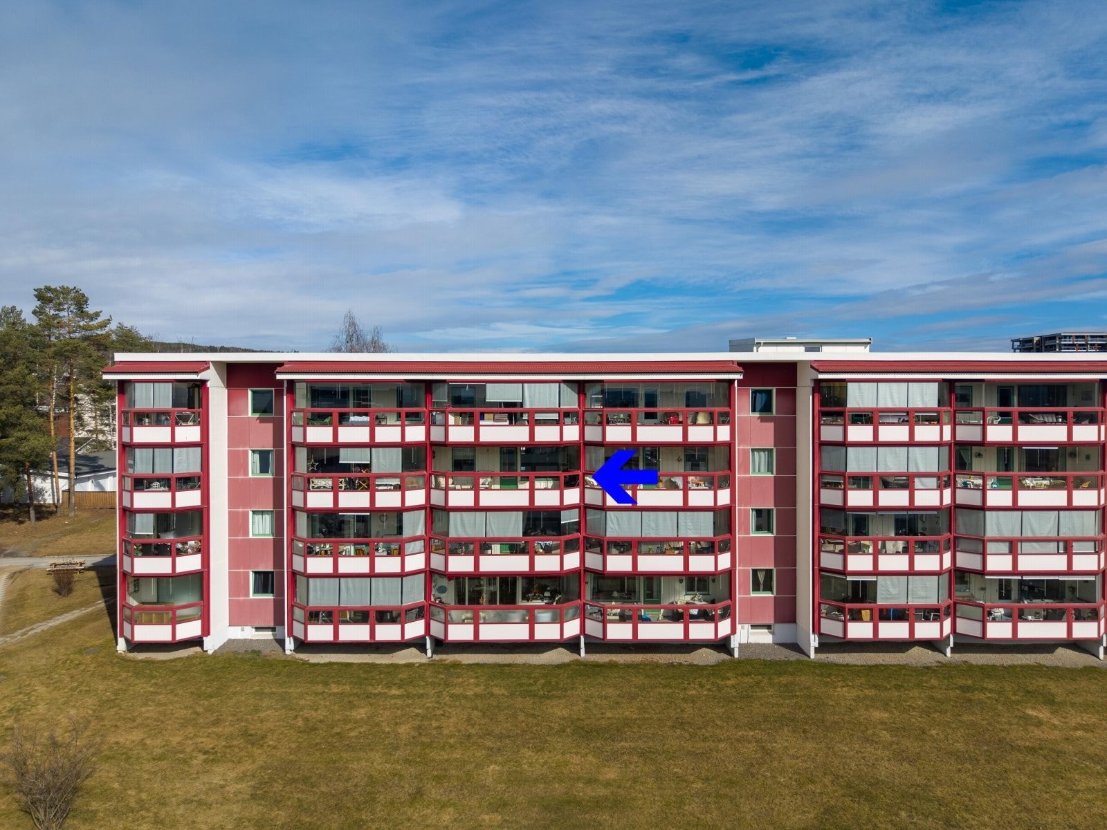Leiligheten disponerer en garasjeplass, samt bod i kjeller. Borettslaget har tilrettelagt for elbillading via felles ladestasjon. Galleribilde