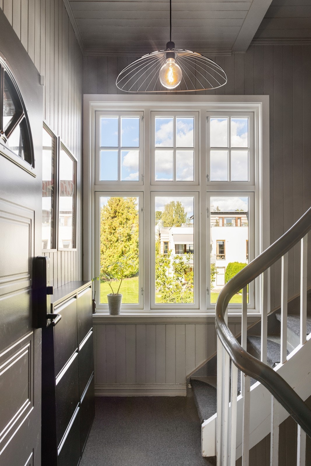 Trapp utenfor inngangen i 2. etasje. Seksjonen har egen inngang nede i 1. etasje, dvs at denne ikke deles med nabo i sekjson 1. Galleribilde