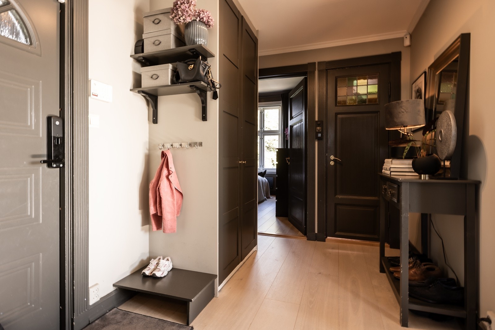 Entré har garderobeskap og Yale Doorman kodelås. Adkomsten til leiligheten er i 1 etasje. (Det er egen adkomst for seksjon 2, altså denne seksjonen) Galleribilde