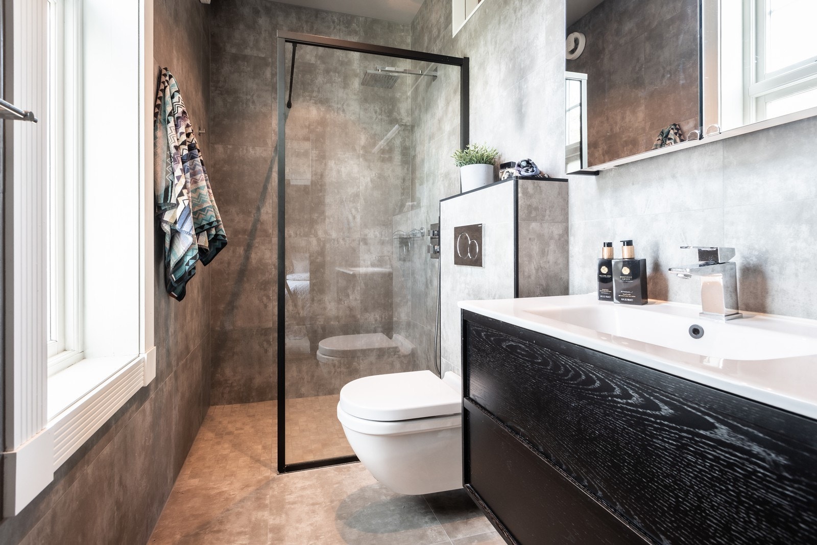 Bad/wc 2 som ble pusset opp i 2020. Badet har flislagt gulv med varmekabler, dusjhjørne med sluk og blandebatteri, veggmontert toalett og speil på vegg over servant. Opplegg for vaskemaskin. Badet har mekanisk avtrekksventilasjon. Galleribilde