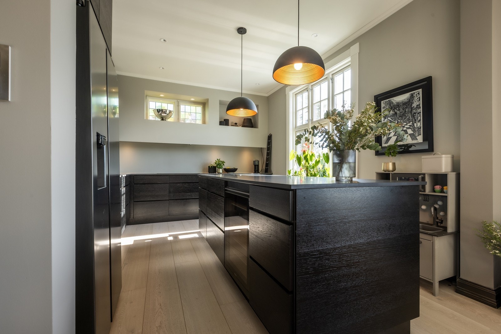 Kvik kjøkken, Siemens hvitevarer, Miele vinskap.
Frittstående kjøleskap følger ikke med Galleribilde