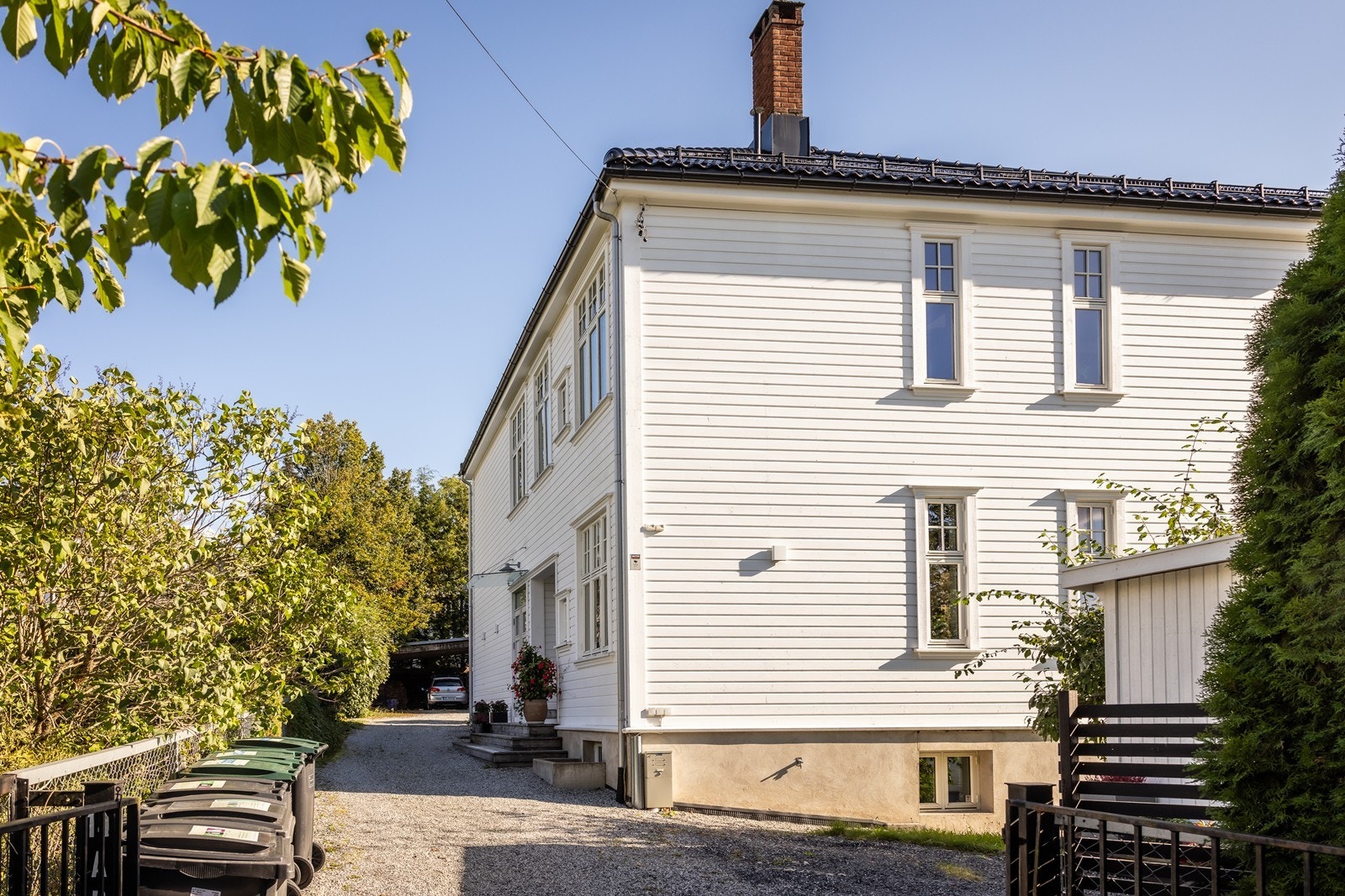 Seksjonen disponerer biloppstillingsplass med elbillader på gårdsplass. Galleribilde