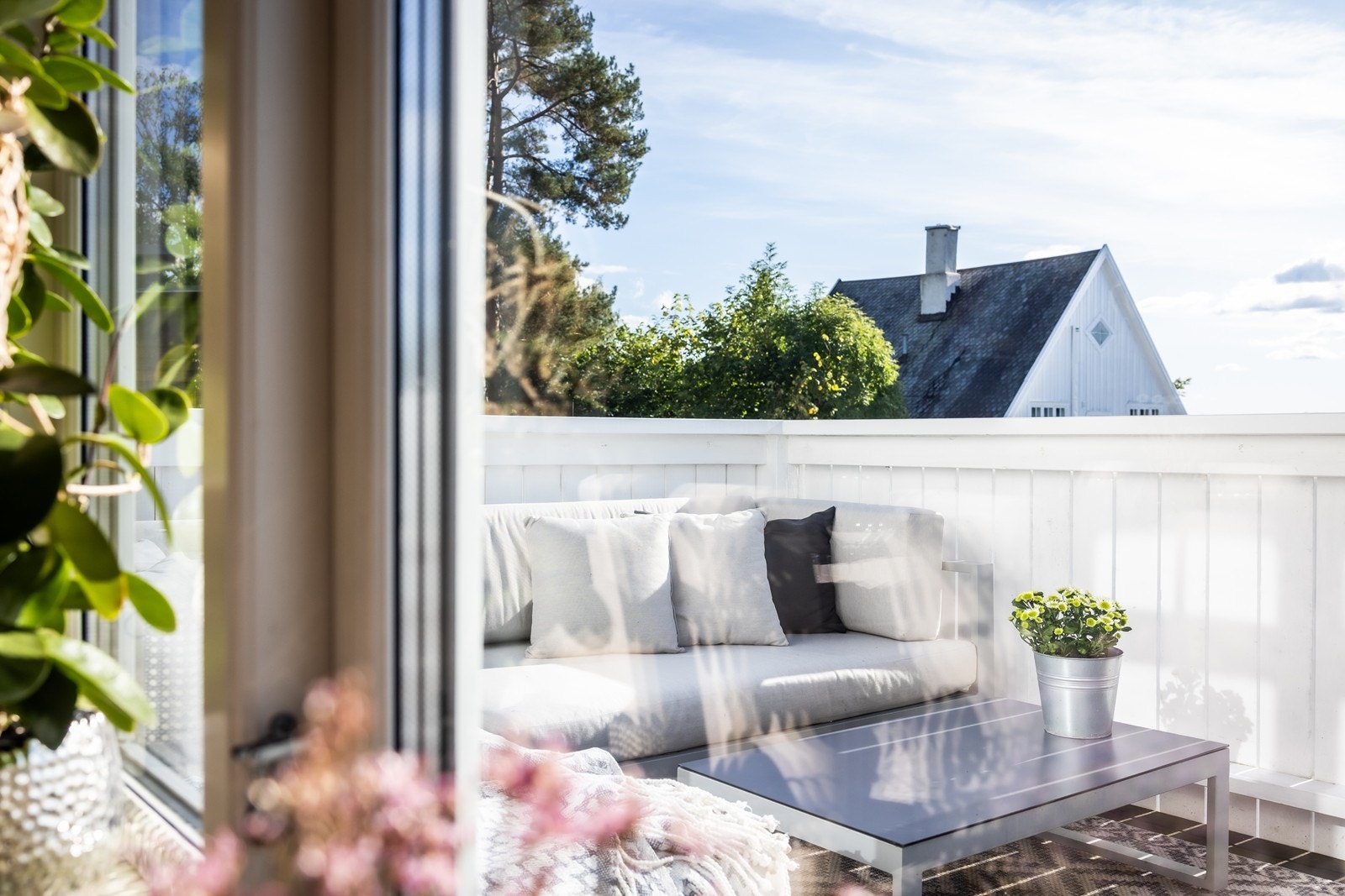 Verandaen har gode solforhold, fra morgen (ca. 09) til kveld (ca 20:30 på sommerstid). Galleribilde