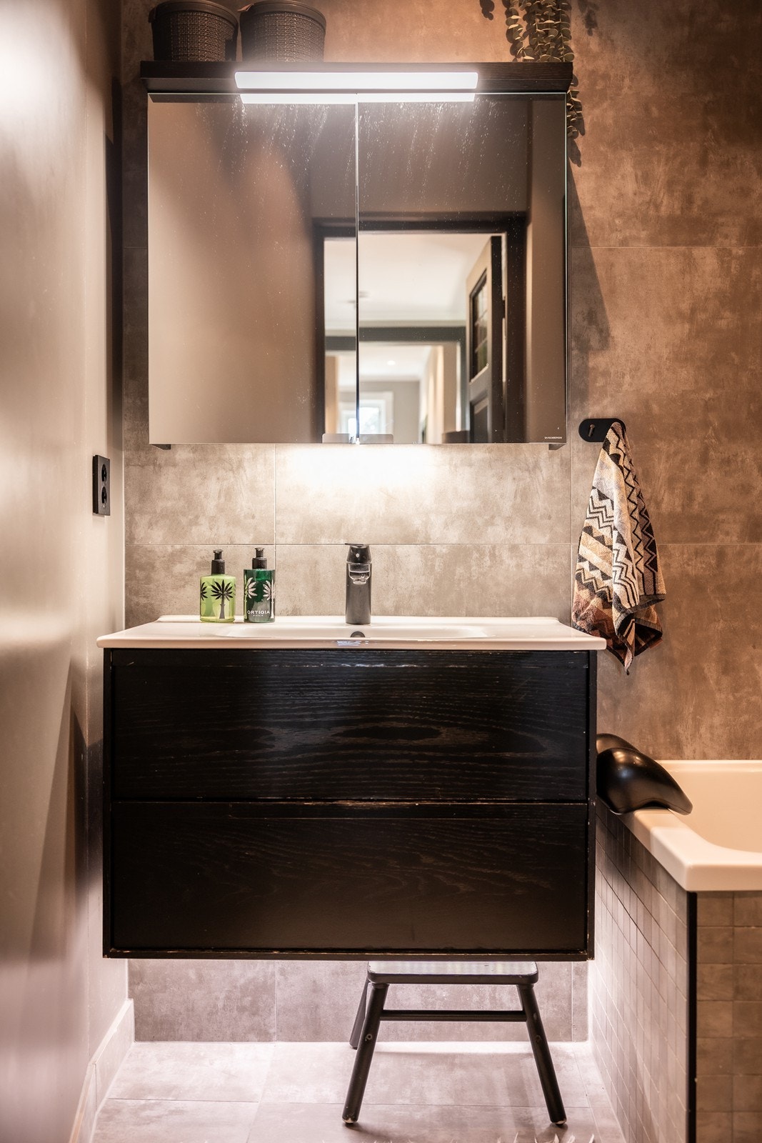 Speil på vegg over servant. Badet har mekanisk avtrekk. Galleribilde