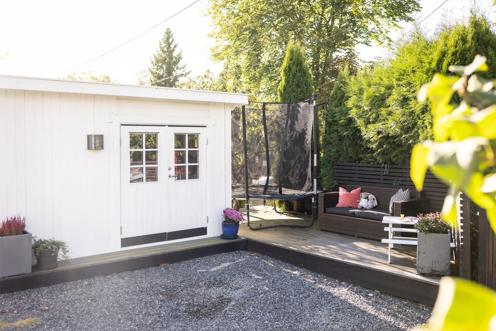 Iht. avtale disponerer seksjon 2 en mindre del av uteplassen vest for huset bestående av en utvendig bod, platting og en biloppstillingsplass. Dette iht. selgers opplysninger. Der er ingen uenighet innad i sameiet vedr fordeling av fellesarealene. Galleribilde